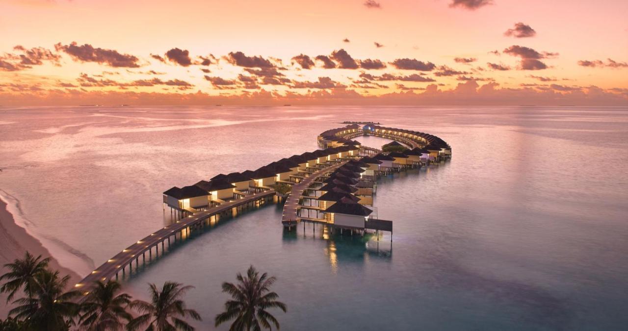 Kandima Maldives كوداهوفادهو المظهر الخارجي الصورة The resort at sunset
