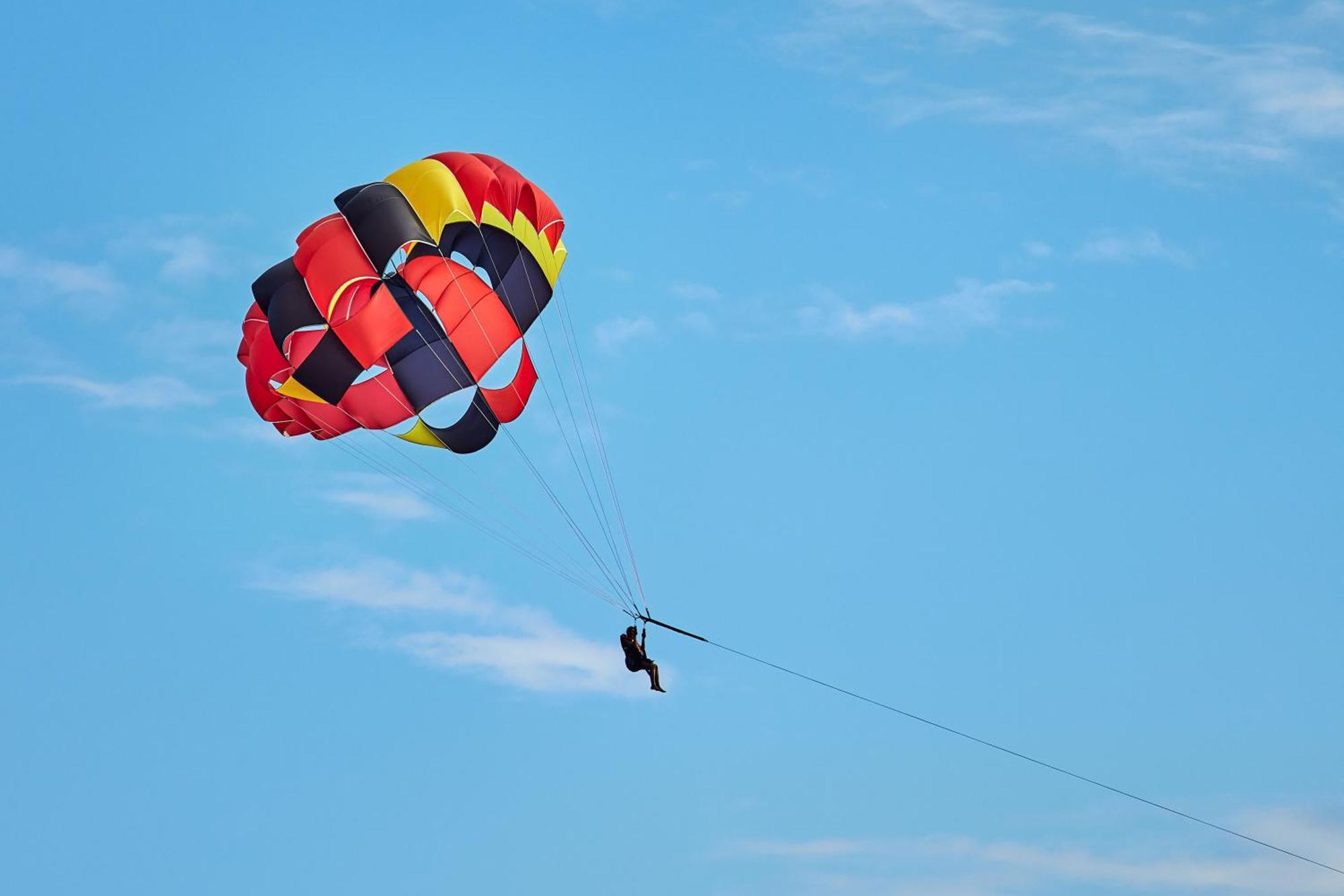 Kandima Maldives كوداهوفادهو المظهر الخارجي الصورة Parasailing in Pattaya, Thailand