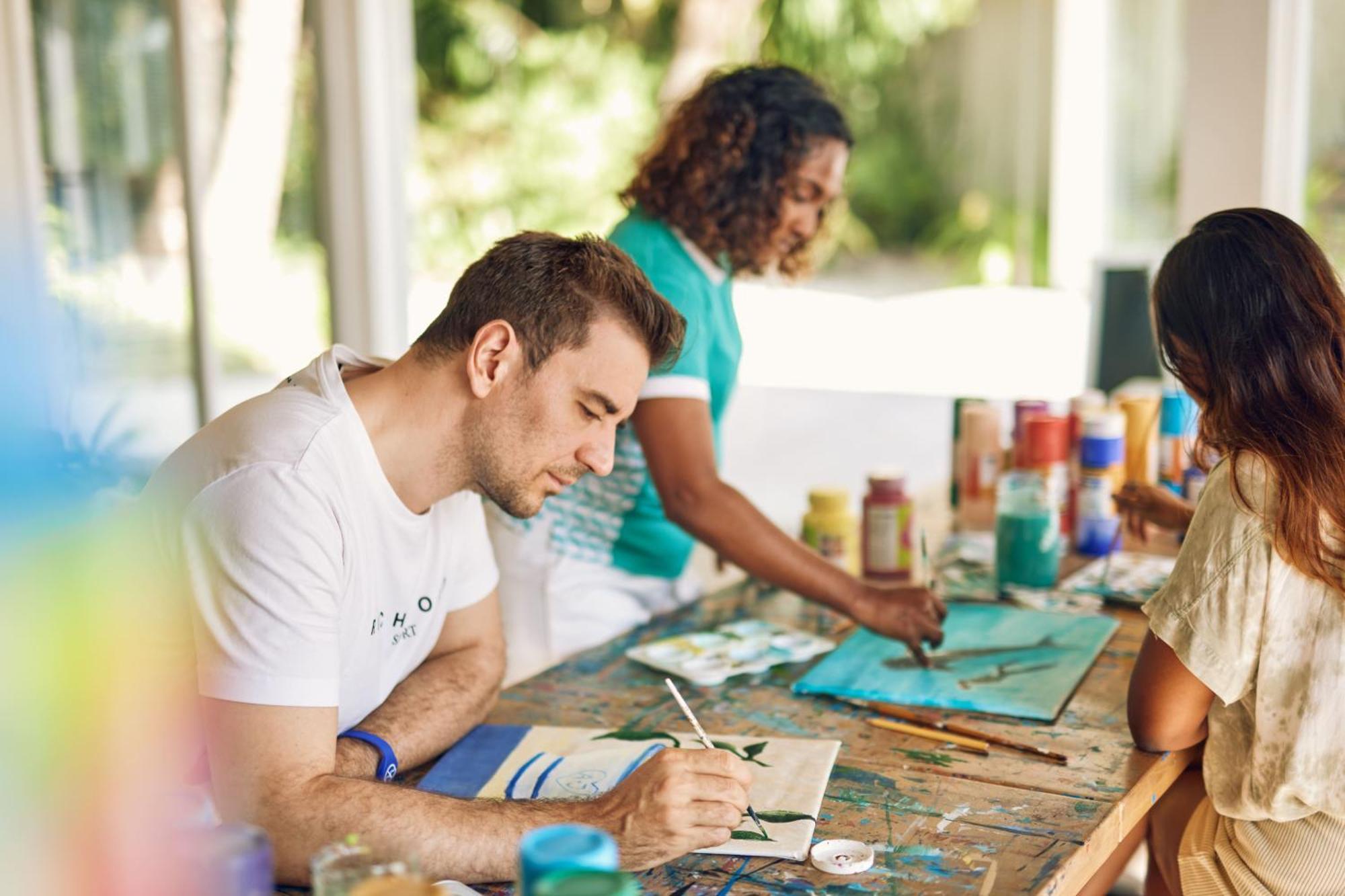 Kandima Maldives كوداهوفادهو المظهر الخارجي الصورة Students working on a project at the University of Roehampton